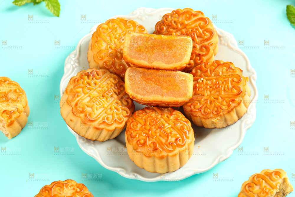 盘子里的蛋黄月饼