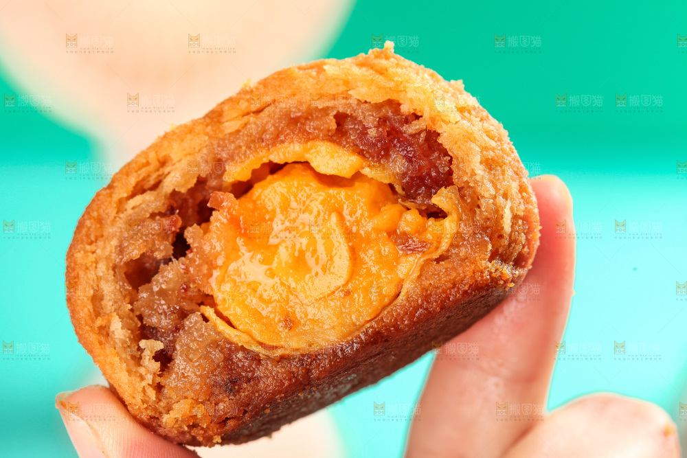 手里拿着火腿蛋黄月饼