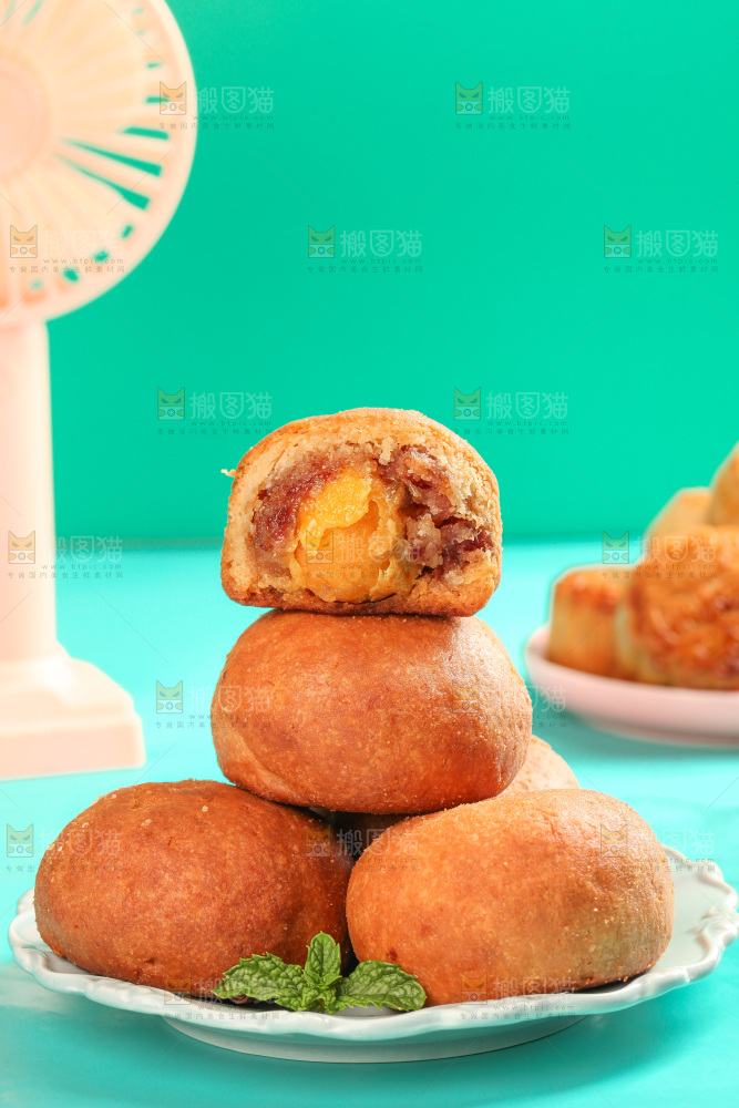 盘子里的火腿蛋黄月饼