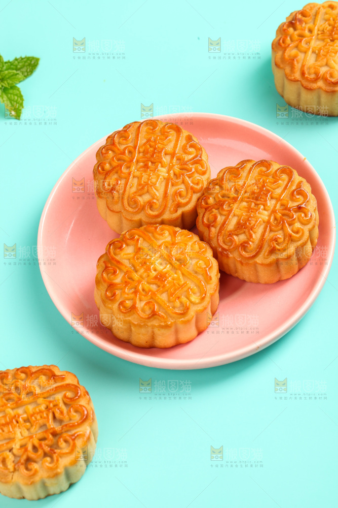 盘子里的蛋黄月饼