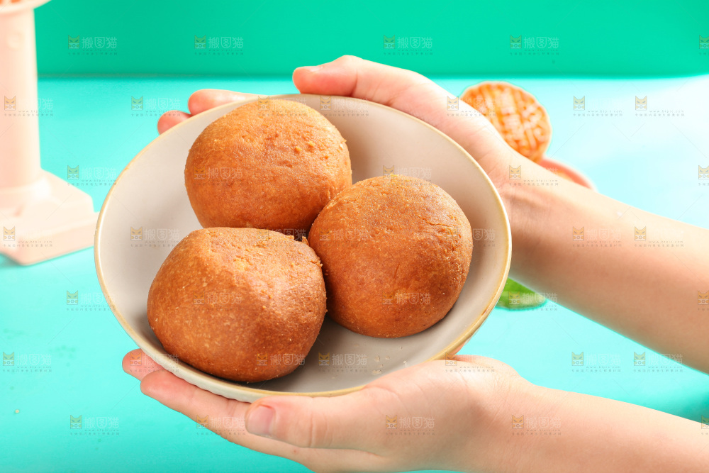手上端着一盘火腿蛋黄月饼