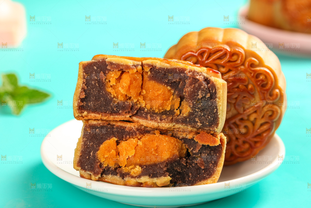 盘子里的蛋黄豆沙月饼