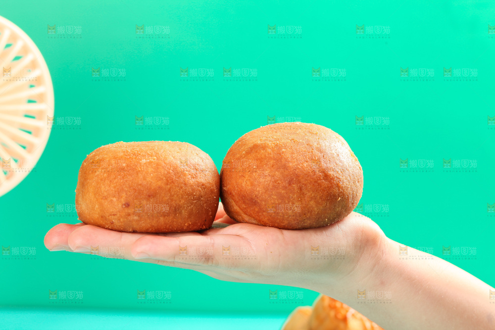 手上放着火腿蛋黄月饼