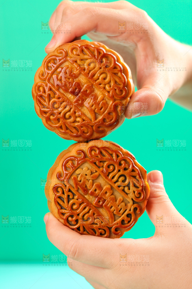 手上拿着蛋黄豆沙月饼