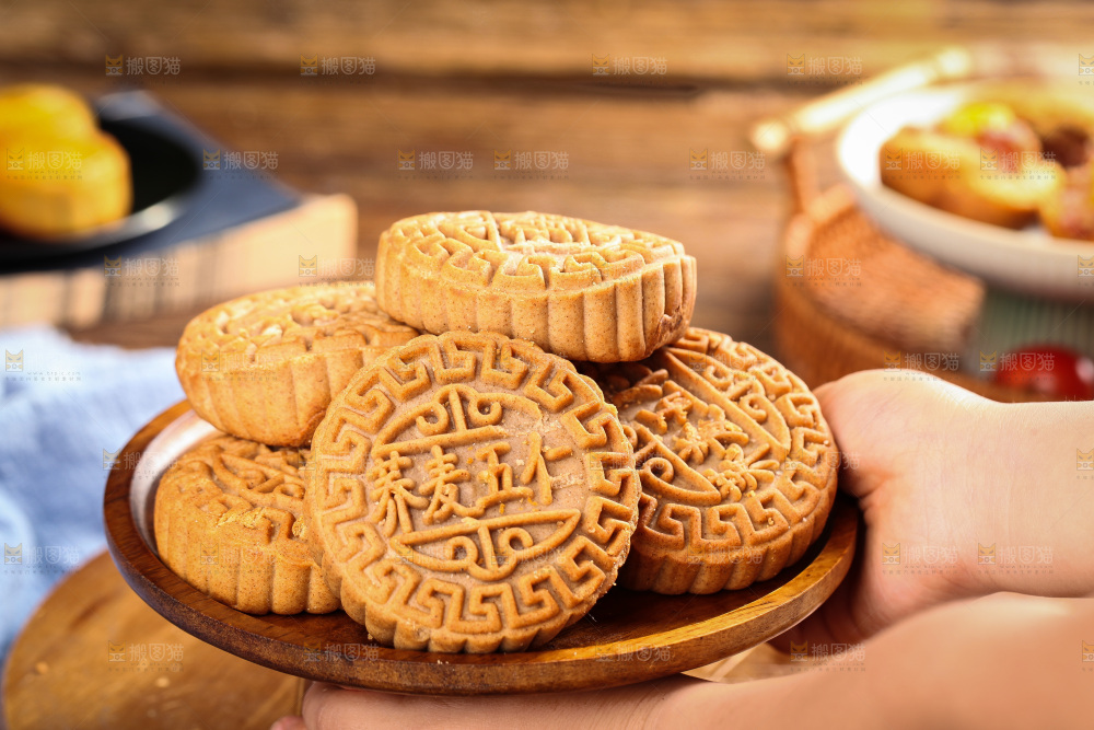 盘子里的荞麦五仁月饼