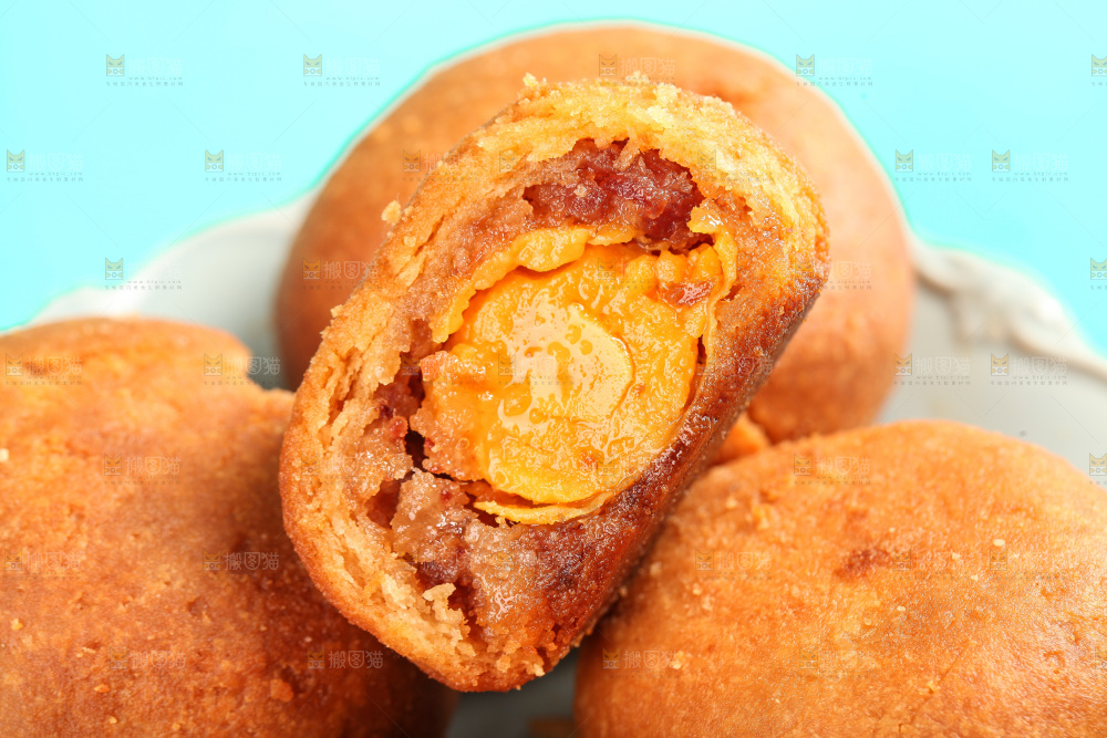 堆放着的火腿蛋黄月饼
