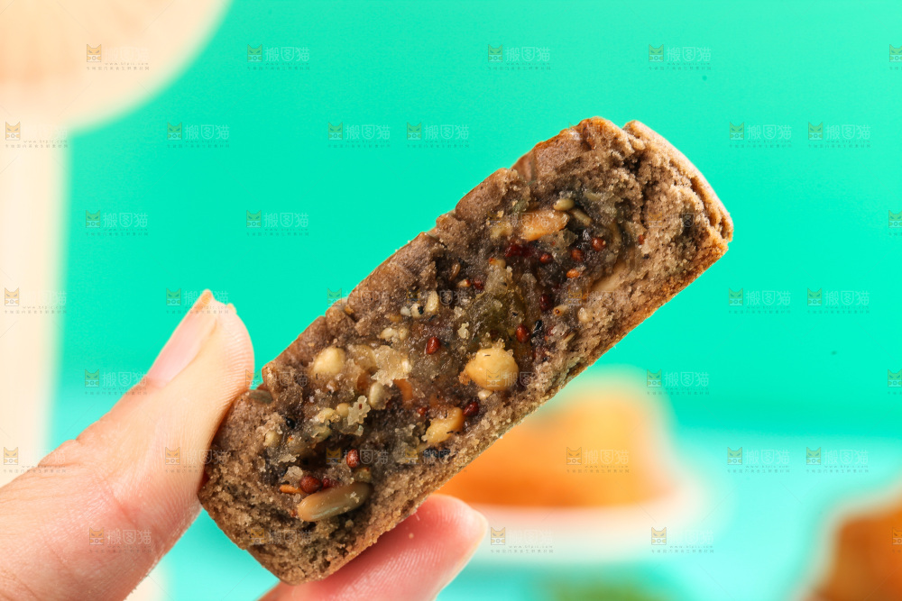 手上拿着掰开的荞麦五仁月饼