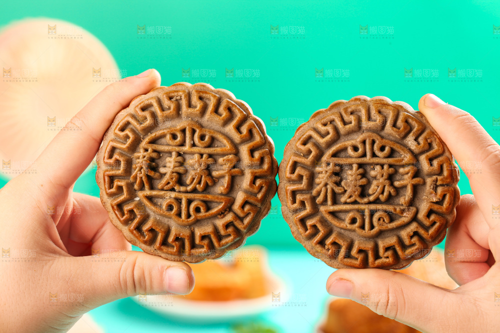 手拿着荞麦苏子月饼