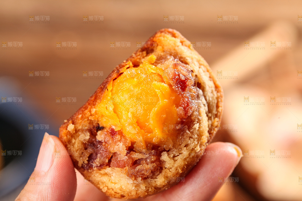 手里拿着火腿蛋黄月饼