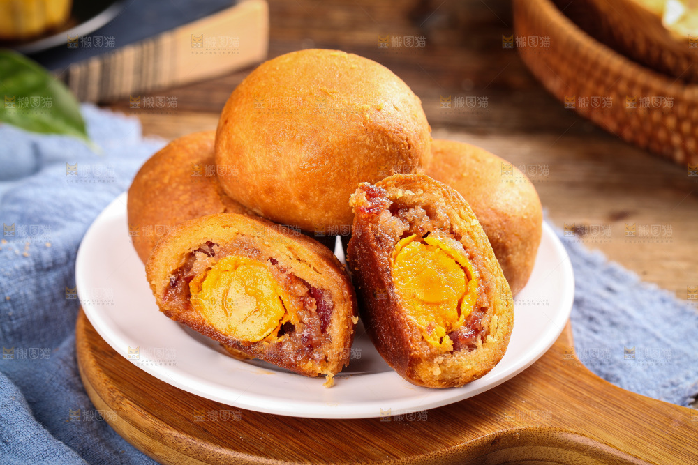 盘子里的火腿蛋黄月饼