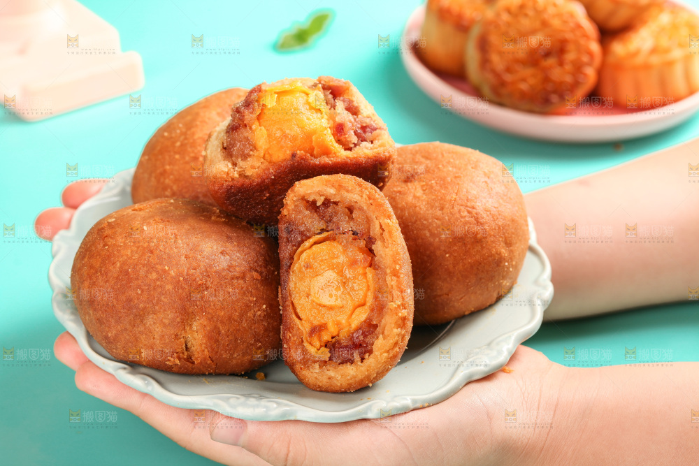 手上端着一盘火腿蛋黄月饼