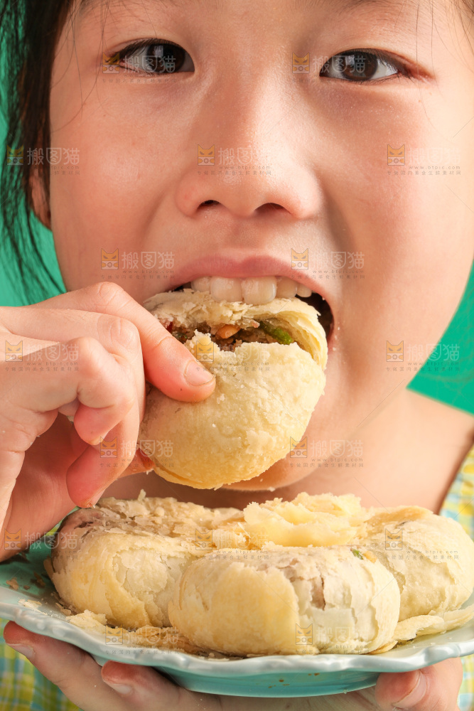 女孩正在吃着酥皮月饼