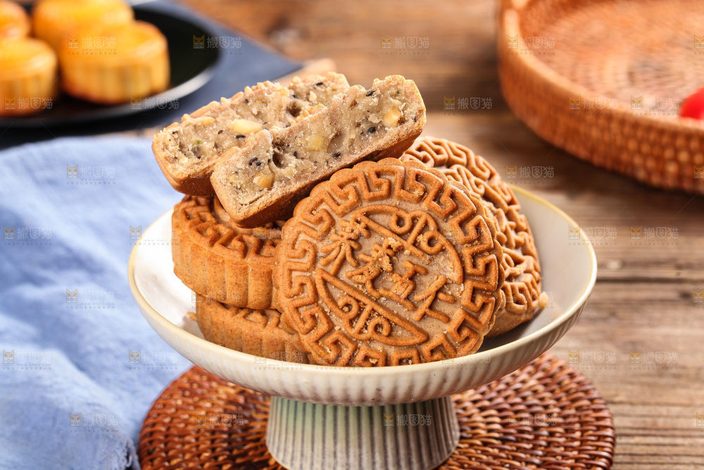 盘子里的荞麦五仁月饼