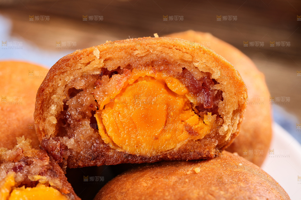 堆放着的火腿蛋黄月饼