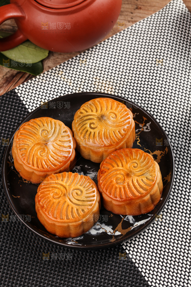 盘子里的水果月饼