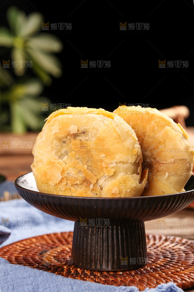 盘子里的酥皮月饼
