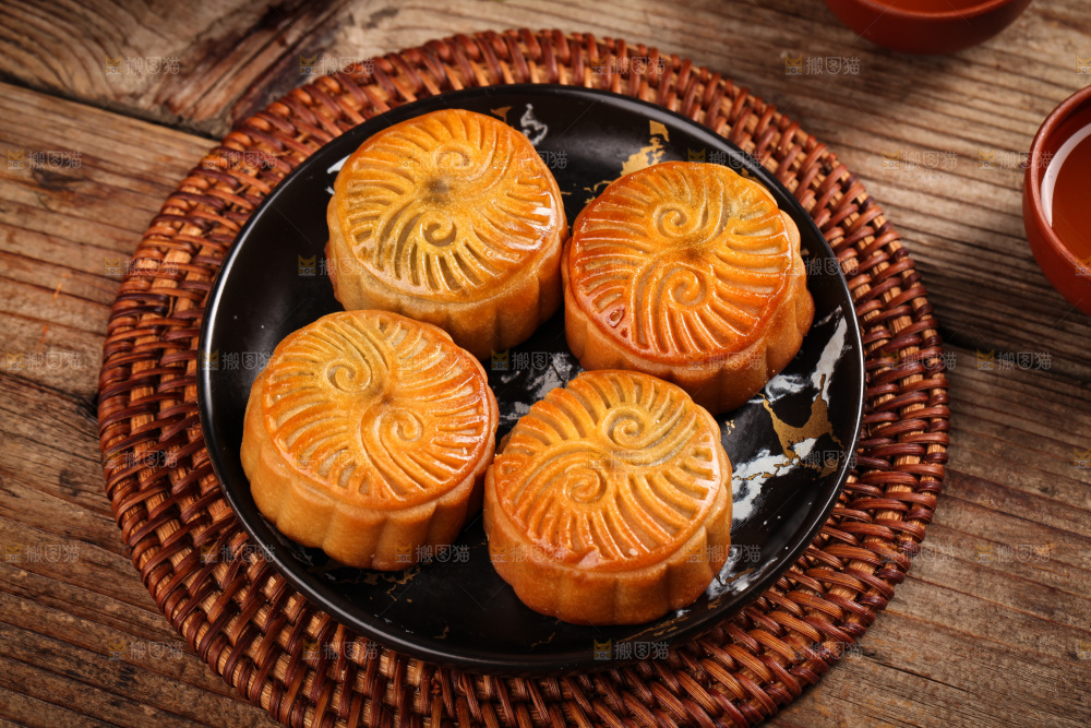 盘子里的水果月饼