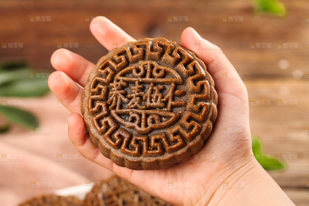 手里拿着荞麦五仁月饼