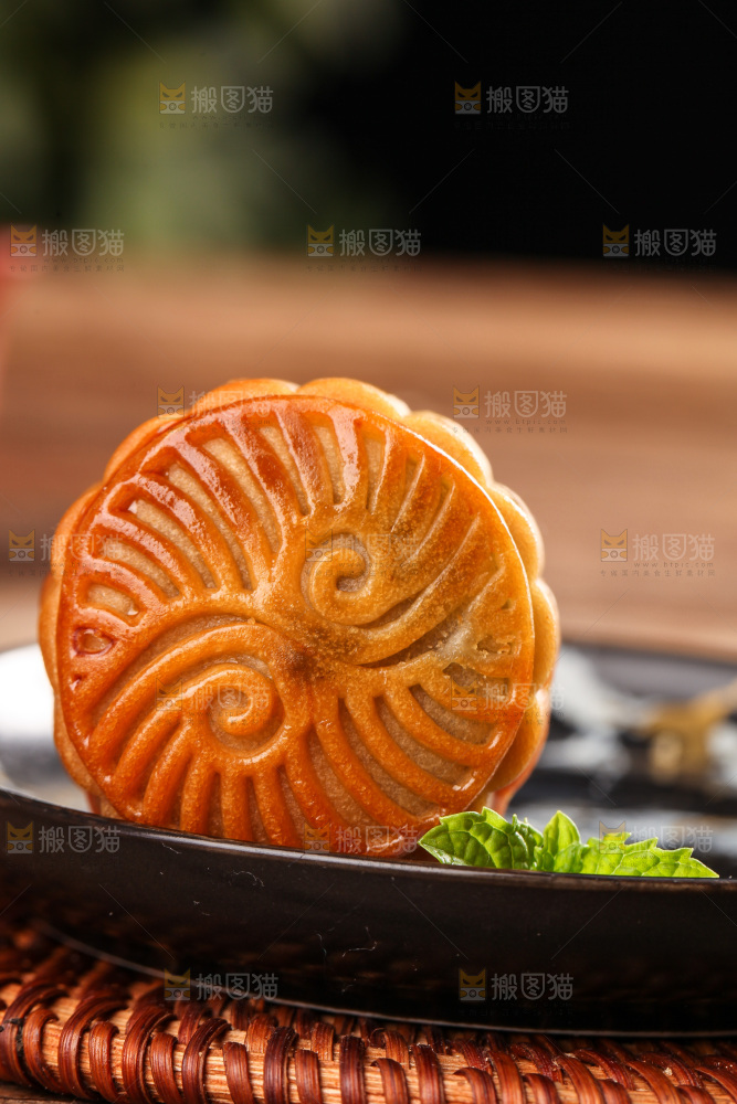 盘子里的水果月饼