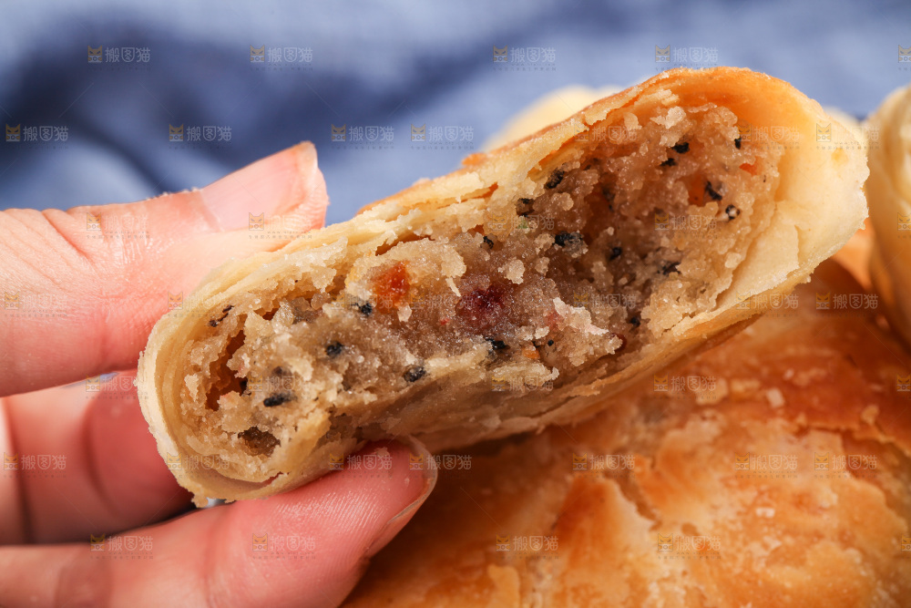盘子里掰开的酥皮月饼
