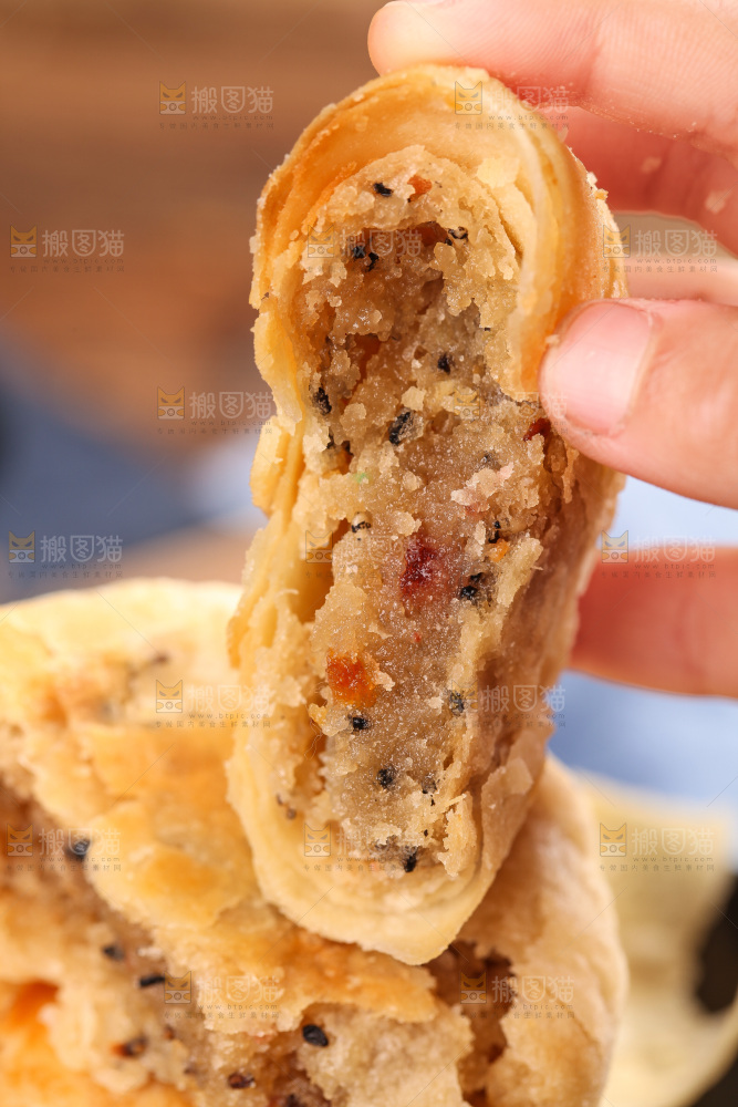手拿着掰开的酥皮月饼