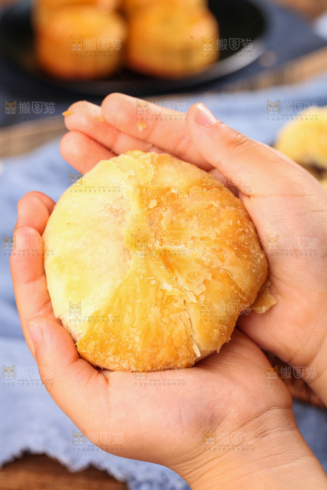 手拿着酥皮月饼