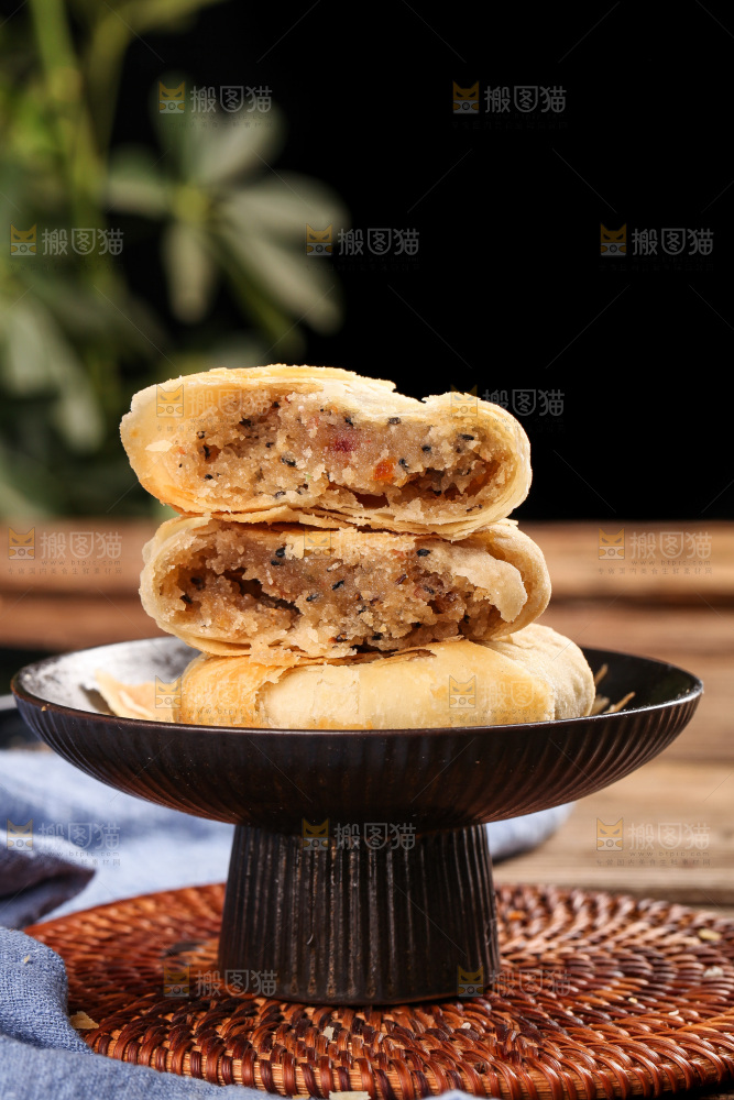 盘子里掰开的酥皮月饼