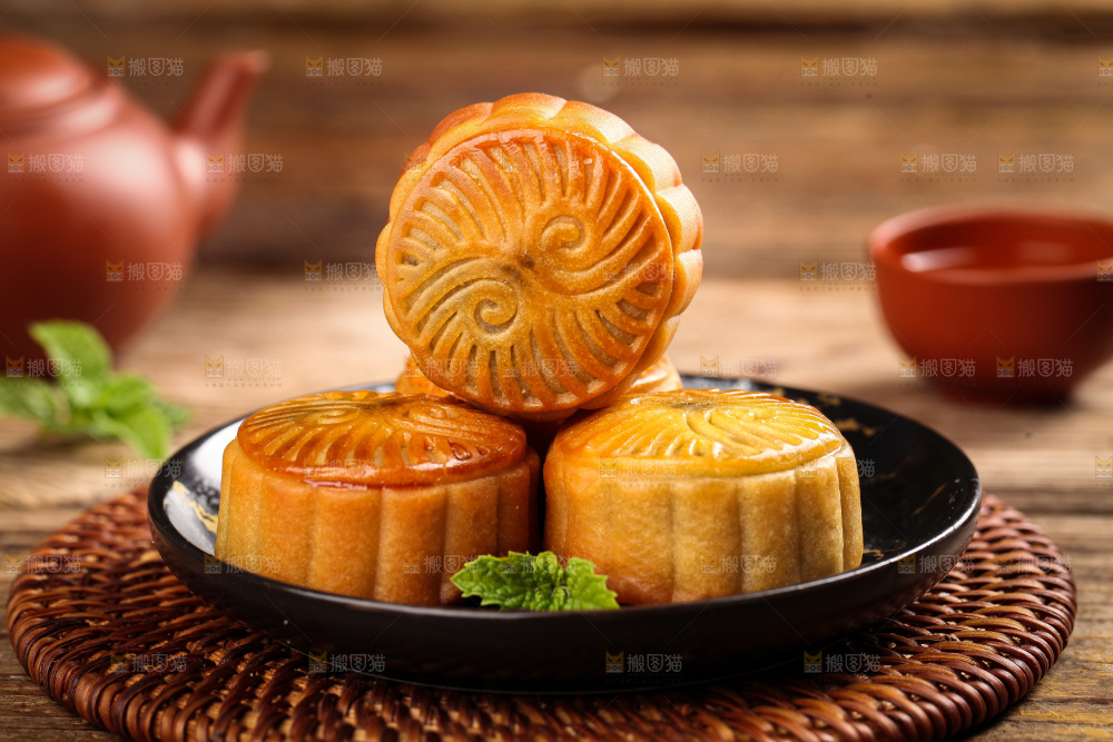 盘子里的水果月饼