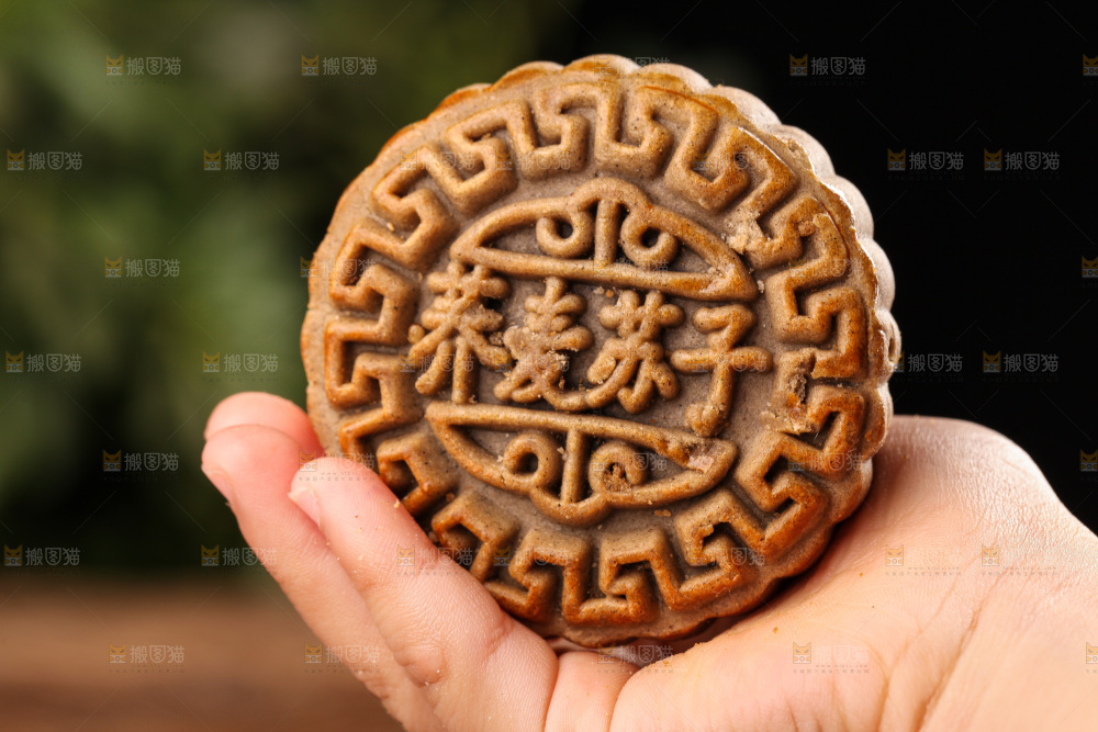 手里拿着荞麦五仁月饼