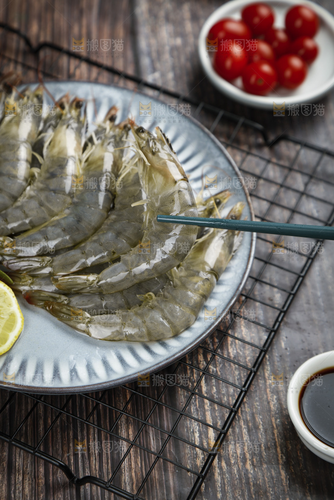 筷子上夹着大虾