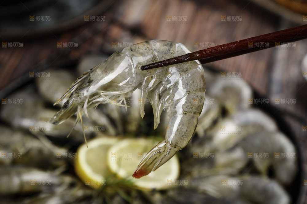 筷子上夹着大虾