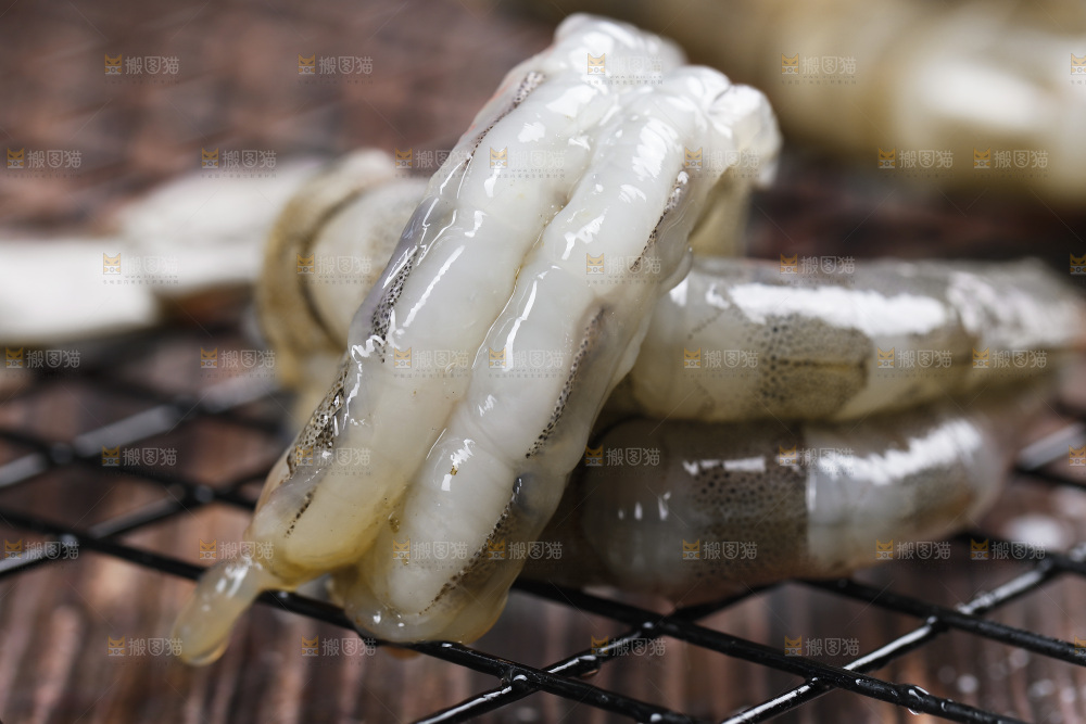 深底上放着青岛对虾