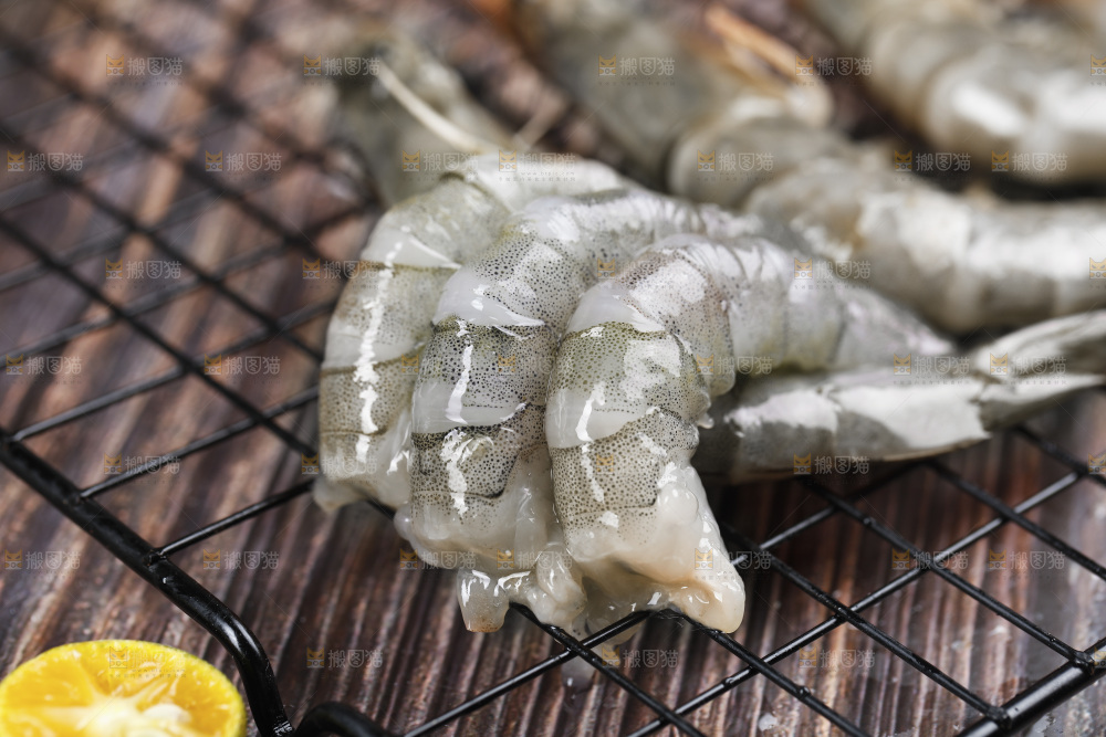 深底上放着青岛对虾