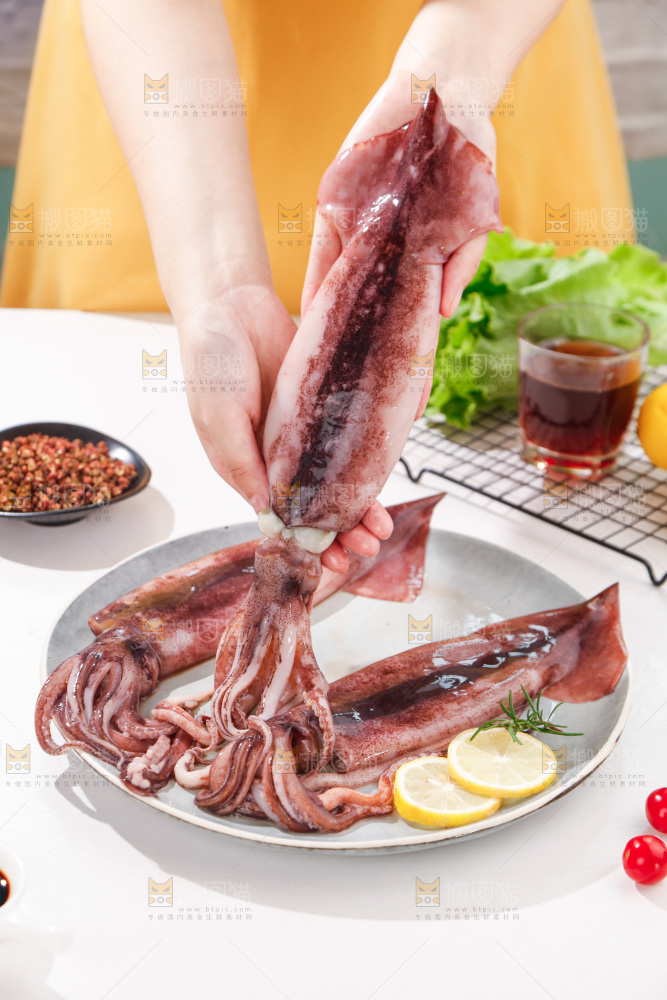 手上拿着大鱿鱼