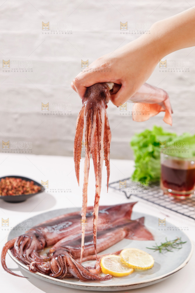 手上拿着大鱿鱼
