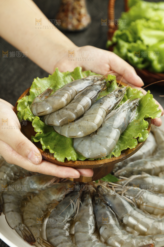 手上端着一盘对虾