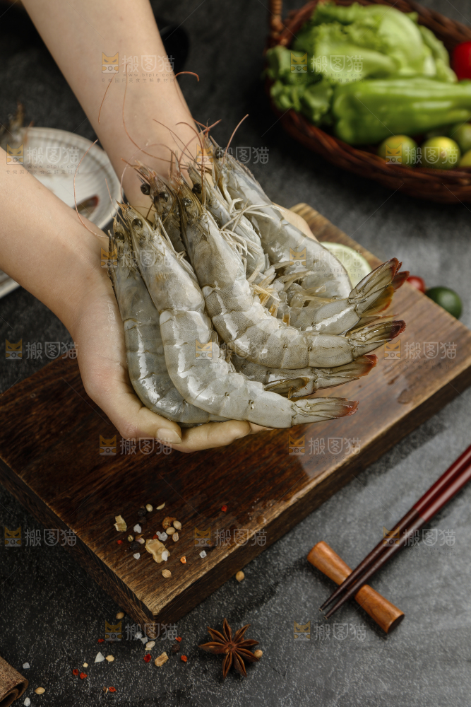 手上拿着南美虾