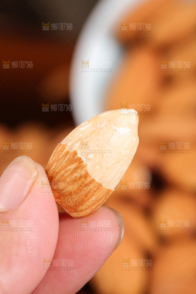手上拿着的巴旦木仁