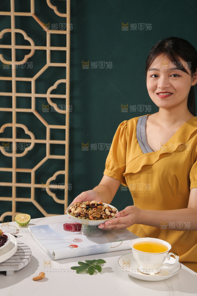 女孩端着一盘坚果组合