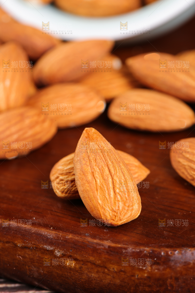 木板上放着巴旦木