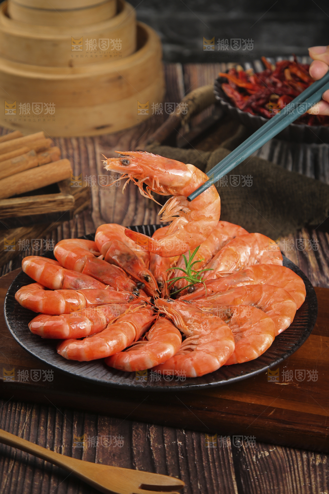 筷子上夹着清蒸虾