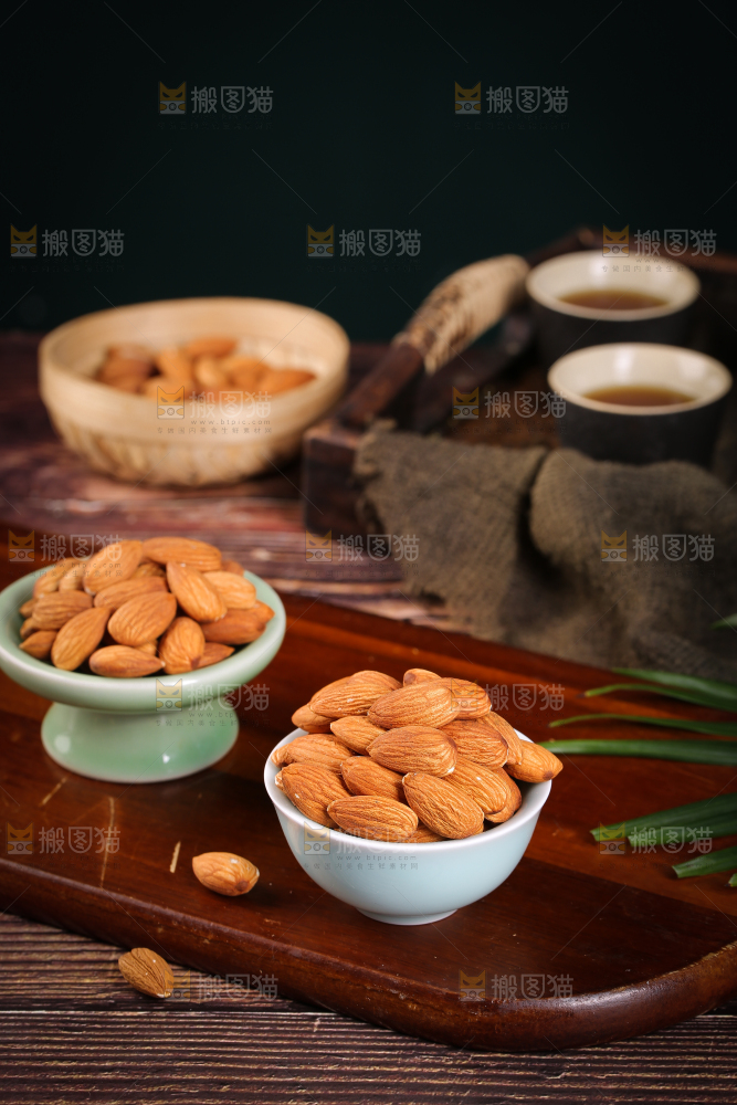 碗里装着巴旦木