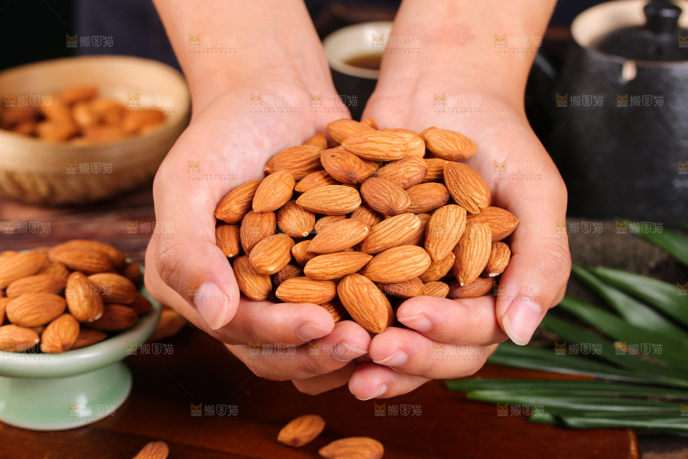 手上捧着巴旦木仁