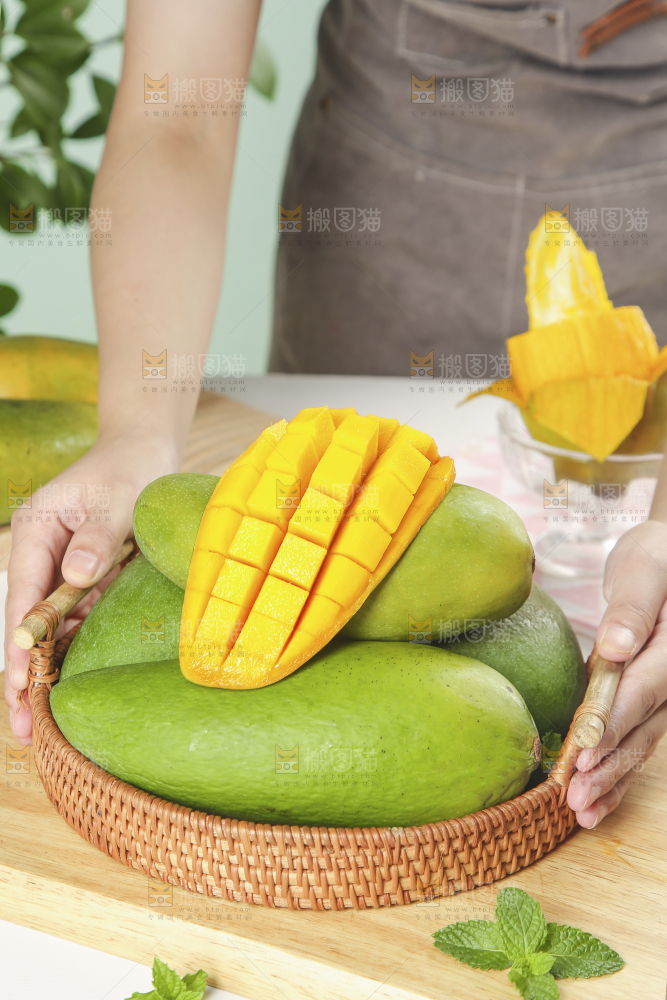手上端着一篮金煌芒