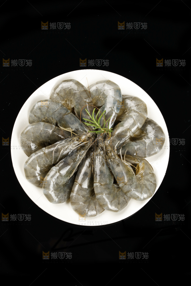 黑底上放着一盘白灼大虾