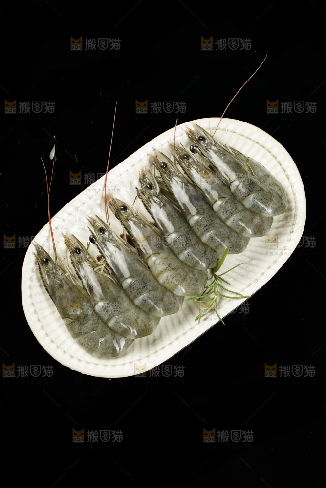 黑底上放着一盘白灼大虾