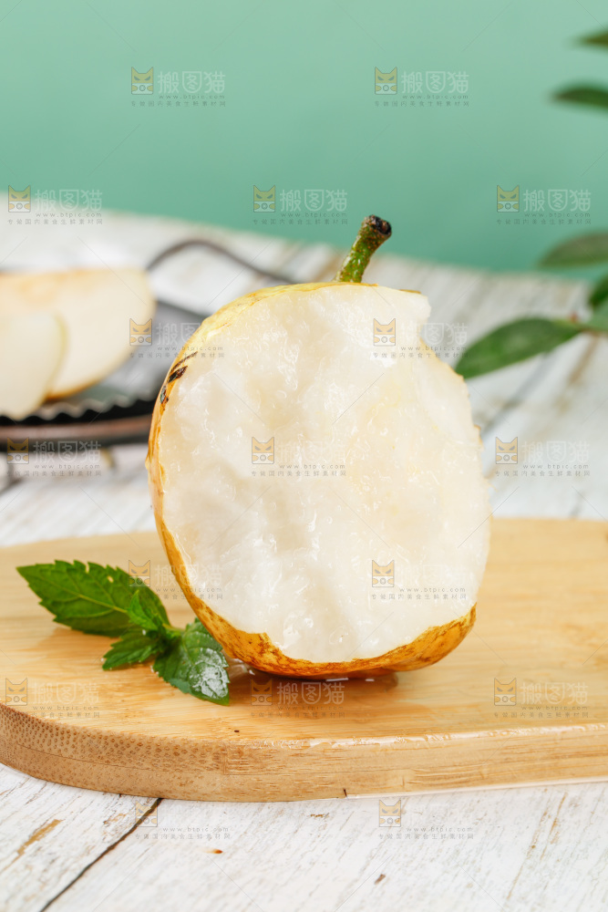 木底上放着水晶梨