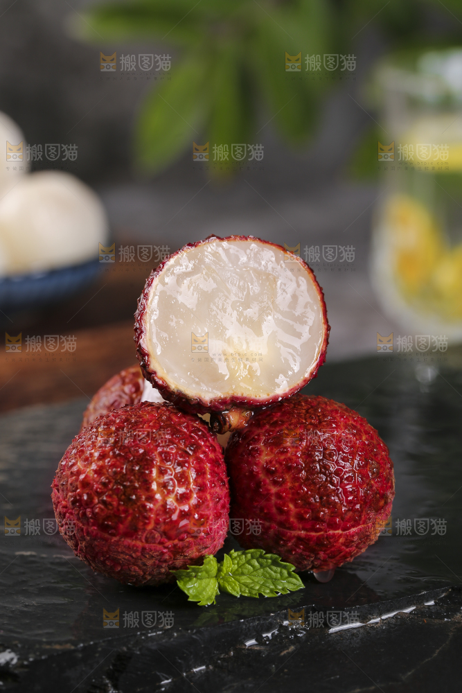 黑底上放着无核荔枝