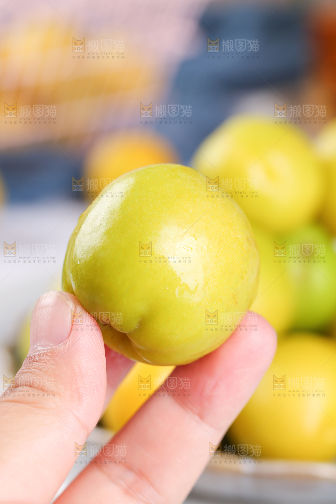 手上拿着小白杏