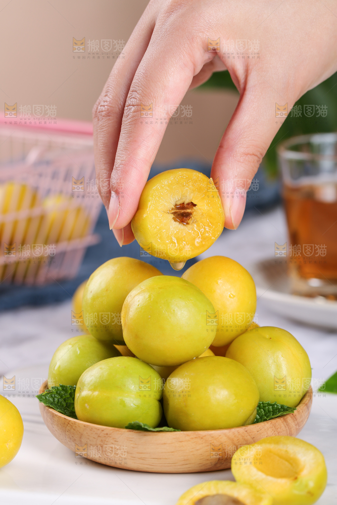 手上拿着小白杏
